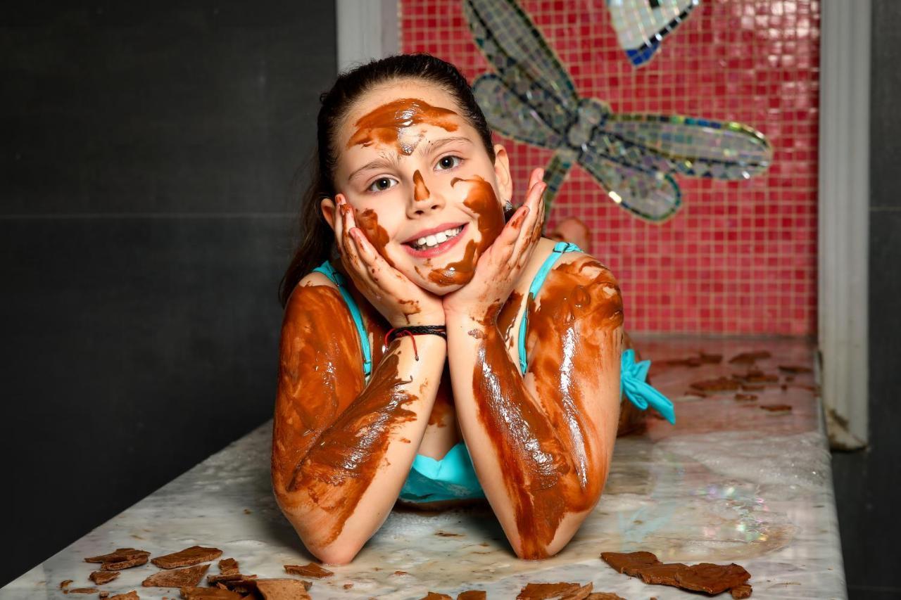 Hotel Arte Spa & Park Welingrad Zewnętrze zdjęcie A woman covered in chocolate