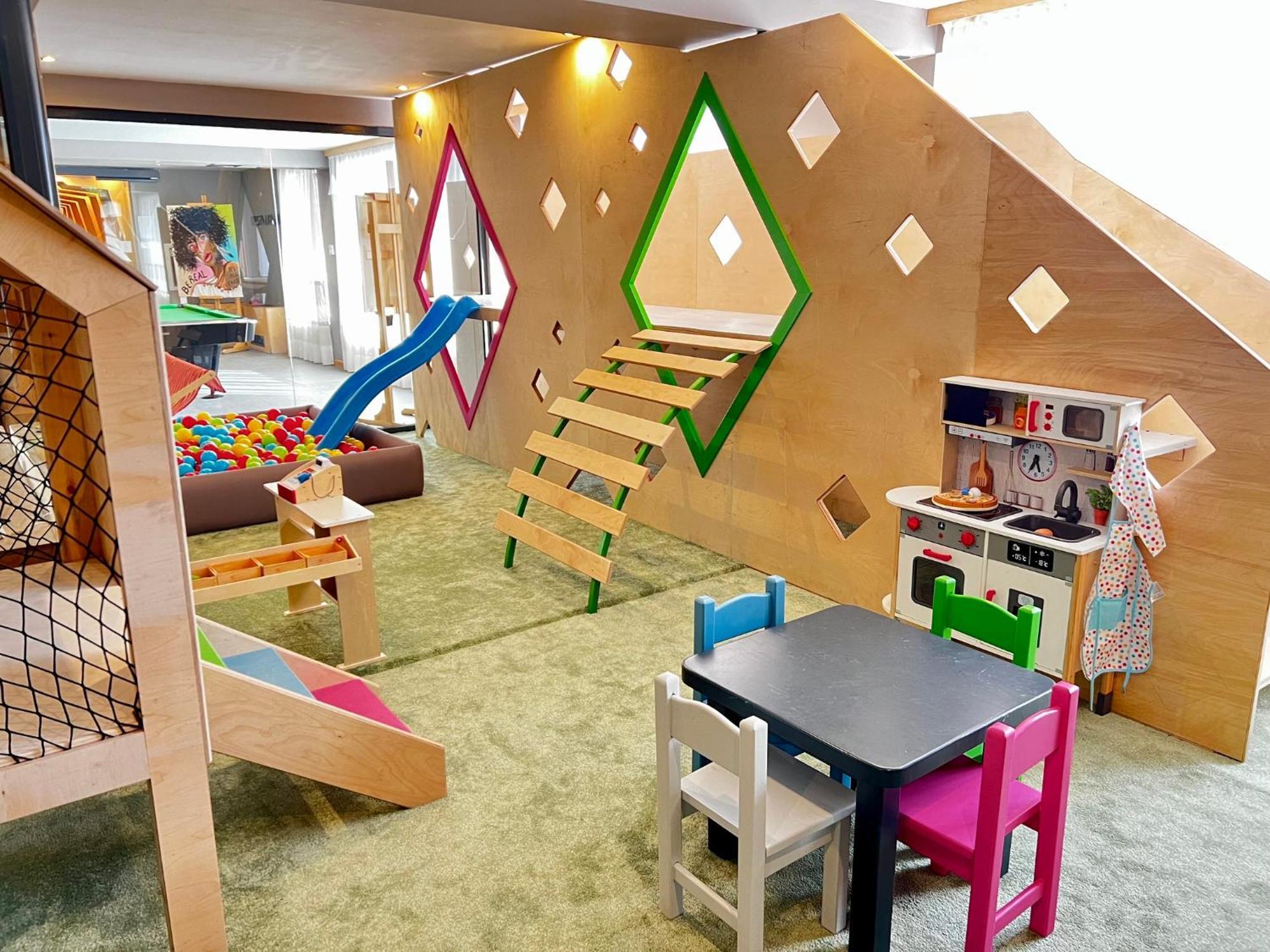 Hotel Arte Spa & Park Welingrad Zewnętrze zdjęcie The interior of the children's area
